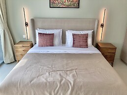 SuperHost - Stylish Apartment Facing Creek Harbour