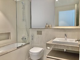 SuperHost - Stylish Apartment Facing Creek Harbour