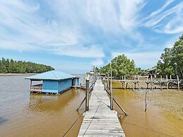 OYO 90708 D'kuala Waterfront Chalet & Boat Charters