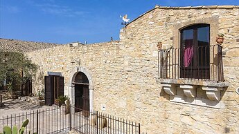 Masseria Fortificata Lo Zafferaneto