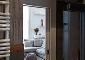 Elegant Apartment at Chiaia