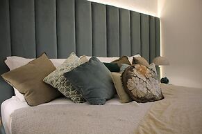 1940 Luxury Accommodations - Diamante Boutique Apartment