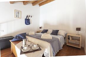 Salomone Apt 8 With Balcony by Wonderful Italy