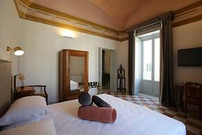 1940 Luxury Accommodations - Rubino Boutique Apartment