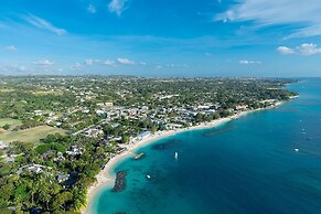 Beachfront luxury modern 2-bed apt with pool by BSL Rentals