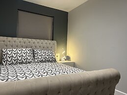 The Broadway Retreat With Parking