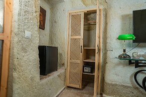 Bala Cave House