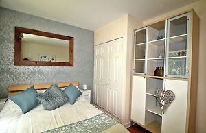 Large Balcony Apartment - Town & Races -2 Dbl Beds