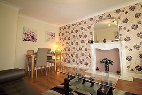 Large Balcony Apartment - Town & Races -2 Dbl Beds