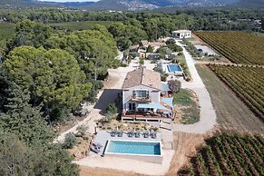 SOUS LES PINS