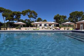 SOUS LES PINS