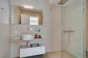 LIVINGHOME SUITES