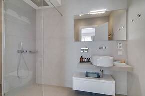 LIVINGHOME SUITES