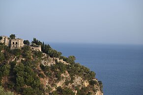 LIVINGHOME SUITES