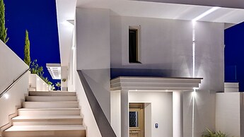 LIVINGHOME SUITES