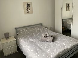 Cottage - Sleeps 4 - Dog Friendly - Parking