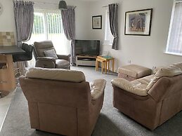 Cottage - Sleeps 4 - Dog Friendly - Parking