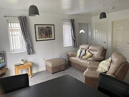 Cottage - Sleeps 4 - Dog Friendly - Parking