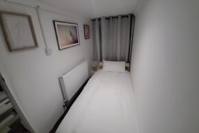 Hidden Treasure- 2 Beds Sleeps 3 Gillingham