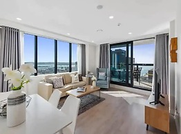 Sky Tower Views | 2 Bed 2 Bath CBD | Zodiak Stays