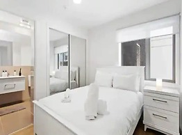 Central Modern Apt. w/ Working Space Zodiak Stays