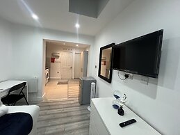 Stunning 1-bed Apartment in Harrow With Parking