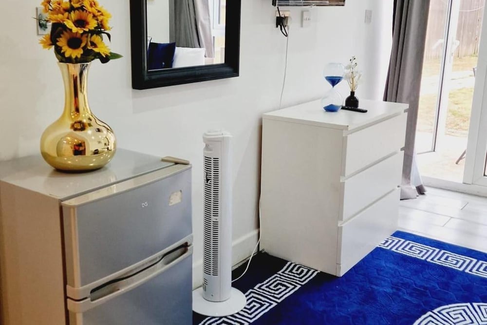 Stunning 1-bed Apartment in Harrow With Parking