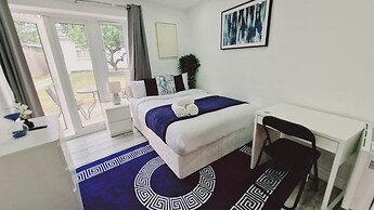 Stunning 1-bed Apartment in Harrow With Parking