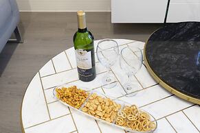 Elliot Oliver - Chic 2 Bedroom Town Centre Apartment
