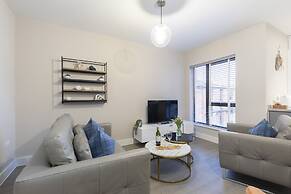 Elliot Oliver - Chic 2 Bedroom Town Centre Apartment