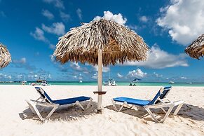 2 Minute Walk to Beach 1bdrm Condo with Pool