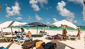 2 Minute Walk to Beach 1bdrm Condo with Pool