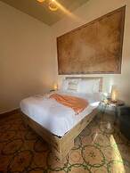 Studio 27 Colonial