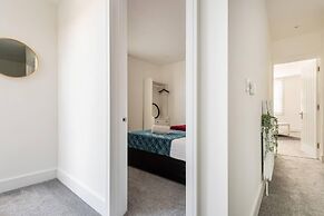 Modern Apartment, Castle View Rochester, England