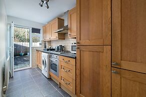 Crawley Pet Friendly 1-Bedroom Apartment