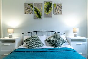 Crawley Pet Friendly 1-Bedroom Apartment