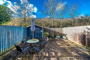 Crawley Pet Friendly 1-Bedroom Apartment