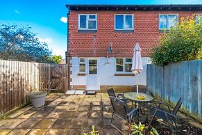 Crawley Pet Friendly 1-Bedroom Apartment