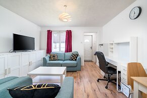 Crawley Pet Friendly 1-Bedroom Apartment