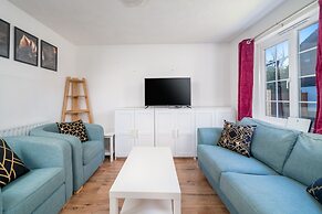Crawley Pet Friendly 1-Bedroom Apartment