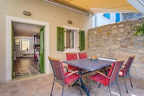 Impeccable 4-bed Apartment in Osor