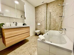One Lux Stay near Fashion District