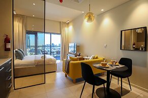 WelHome - Designer’s choice studio with pool and jacuzzi