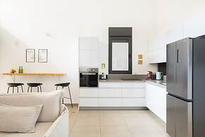 Cozy 2BDR with Parking