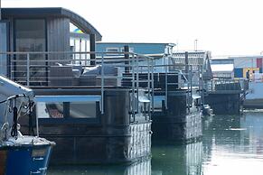 HOUSEBOAT ELEUTHERA