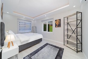 Villa With Pool and Backyard in Kepez
