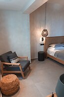 Almyra Oia Suites