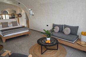 Almyra Oia Suites