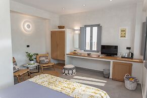 Almyra Oia Suites