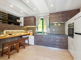 Villa in Gerani With Pool and Sea Views